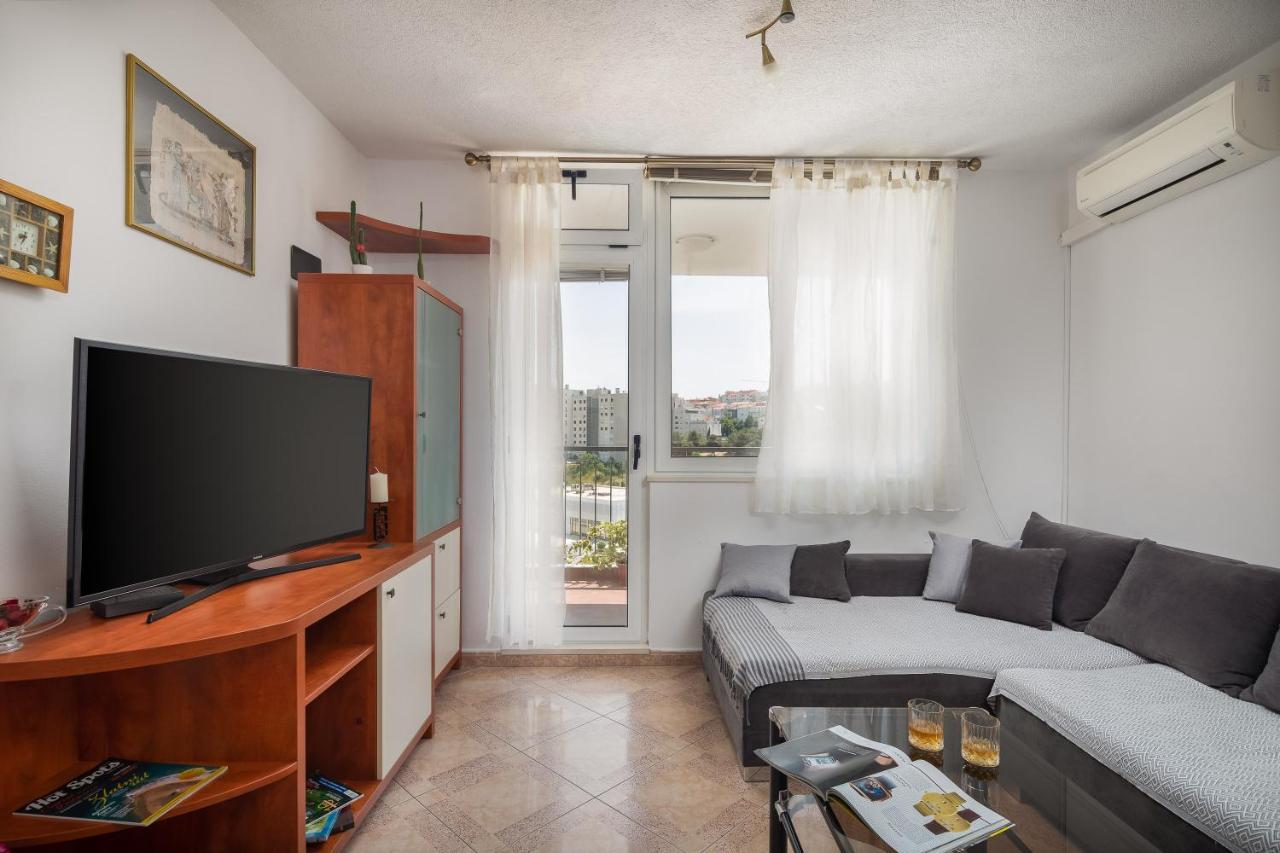 Lucy In Apartment Split